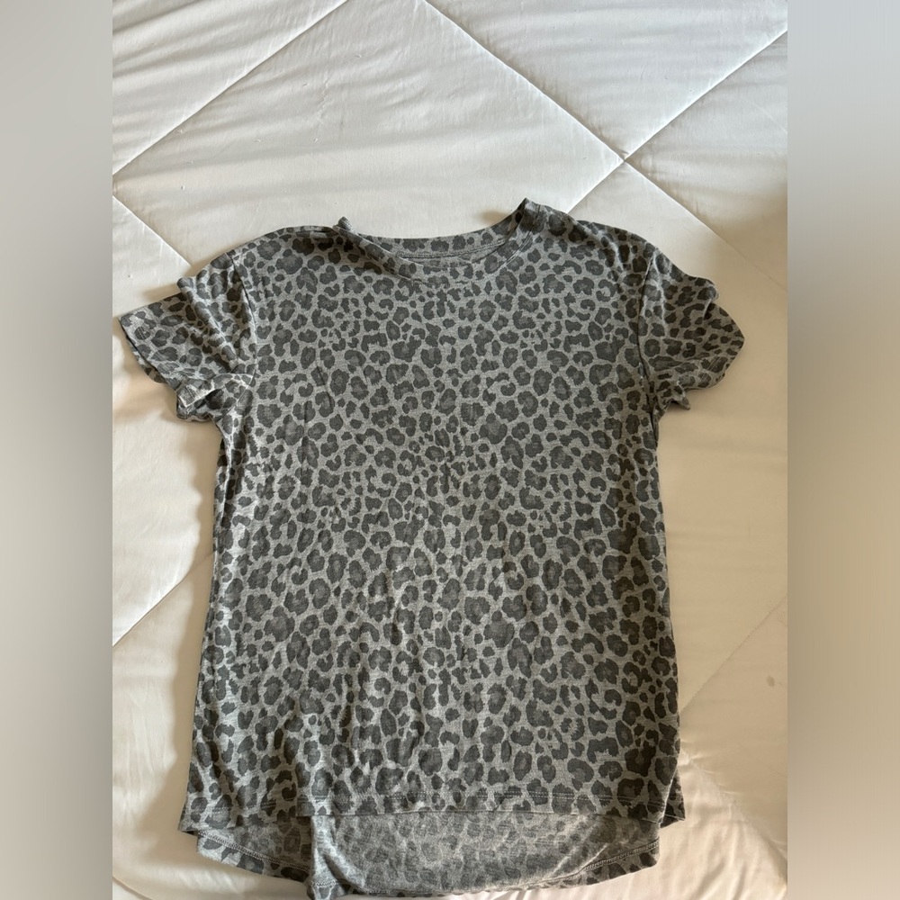 Cute short sleeve leopard top